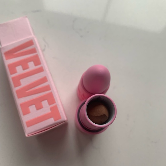 Jeffree Star Velvet Trap Lipstick - Chocolate Fondue (Brown w/ Orange Undertone) - Picture 5 of 5